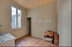 In the historical center of Arles, building of 450 sqm