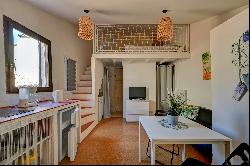 In the historical center of Arles, building of 450 sqm