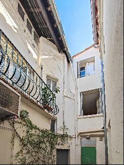 In the historical center of Arles, building of 450 sqm