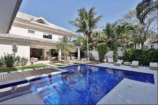 House in gated community with extensive leisure area