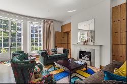 A three-bedroom duplex apartment with access to the charming Green Street Garden