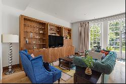 A three-bedroom duplex apartment with access to the charming Green Street Garden