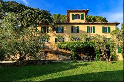 Splendid renovated villa with pool and view in Florence