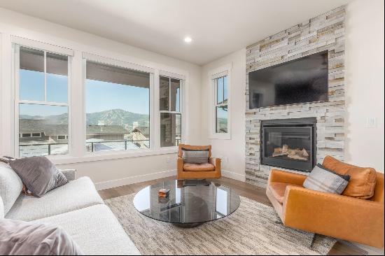 Highly Upgraded Townhome with Deer Valley Views