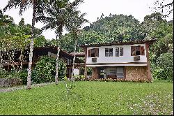 Colonial house on a coveted island in Angra