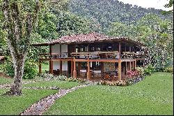 Colonial house on a coveted island in Angra