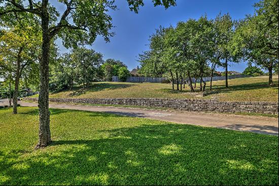 Beautiful lot in gated Hawthorne Park