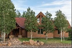 An Upscale Mountain Retreat Surrounded by Breathtaking Views