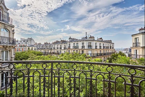 High-end 3-room apartment with views in the heart of Montmartre
