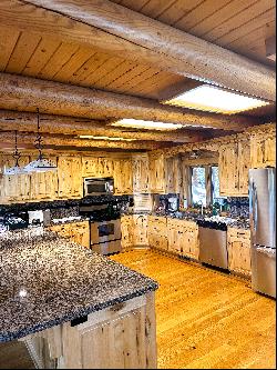 Immaculate Log Home in Island Park