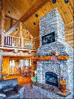 Immaculate Log Home in Island Park