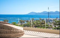 Cannes Croisette: Exceptional Penthouse with Panoramic Sea View