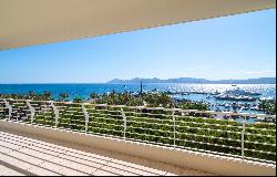 Cannes Croisette: Exceptional Penthouse with Panoramic Sea View