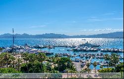 Cannes Croisette: Exceptional Penthouse with Panoramic Sea View