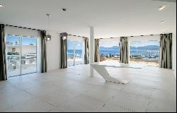 Cannes Croisette: Exceptional Penthouse with Panoramic Sea View