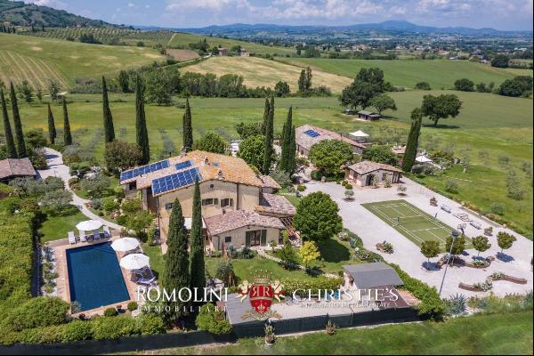 RENOVATED COUNTRY VILLA WITH POOL AND PANORAMIC VIEW OF ASSISI, UMBRIA