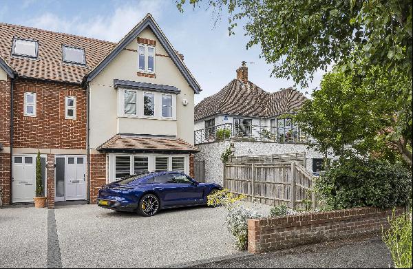 A well-presented modern townhouse close Summertown and a range of excellent schools and sh