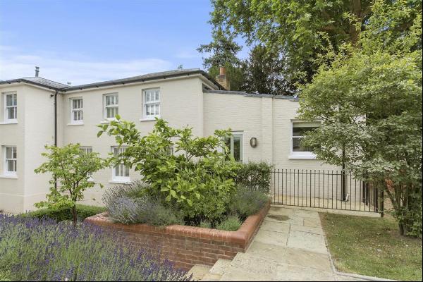 A beautiful 3 bedroom mews house set in 12-acre grounds of Cobham Park. The house is on sp