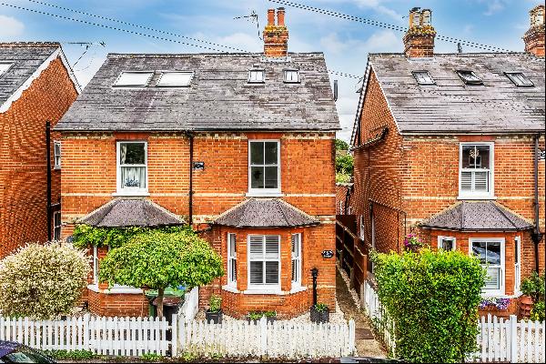 An impressive three double bedroom Victorian cottage located in a desirable cul-de-sac off