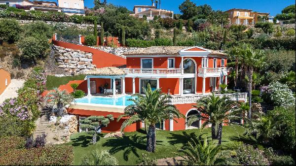 Sea view villa in the heart of the prestigious Domaine du Golf de Saint-Maxime.