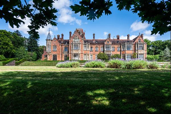 A superb penthouse apartment situated in the beautiful Wyfold Court mansion.