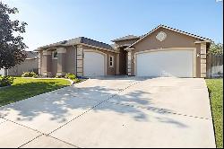 3 car garage, covered patio with sun screen