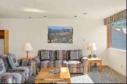 Beautifully Maintained Condo With Stunning Mountain Views