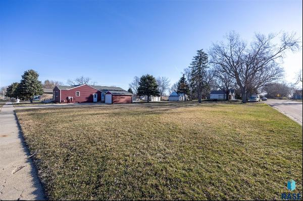 704 N 3rd St, Beresford SD 57004