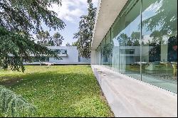 Detached single-family house with independent pavilion.