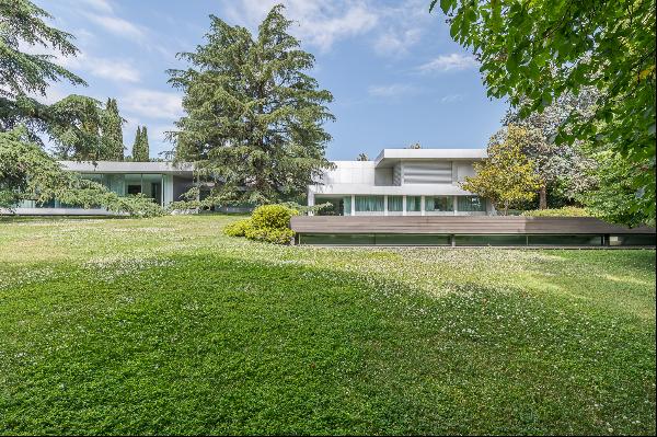 Detached single-family house with independent pavilion.