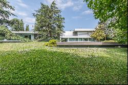 Detached single-family house with independent pavilion.