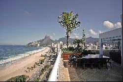 Oceanfront penthouse with panoramic views of Ipanema and Leblon