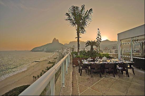 Oceanfront penthouse with panoramic views of Ipanema and Leblon