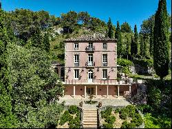 Exceptional property for sale in the heart of the Alpilles