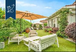 Luxury villa with a stunning garden and private parking spaces for sale in Versilia