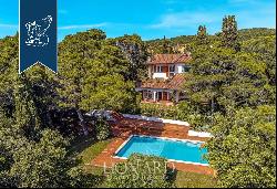 Luxury villa with a pool surrounded by a Tuscan pine forest at a stone's throw from Castig