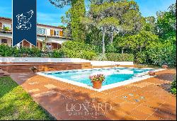 Luxury villa with a pool surrounded by a Tuscan pine forest at a stone's throw from Castig