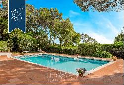 Luxury villa with a pool surrounded by a Tuscan pine forest at a stone's throw from Castig