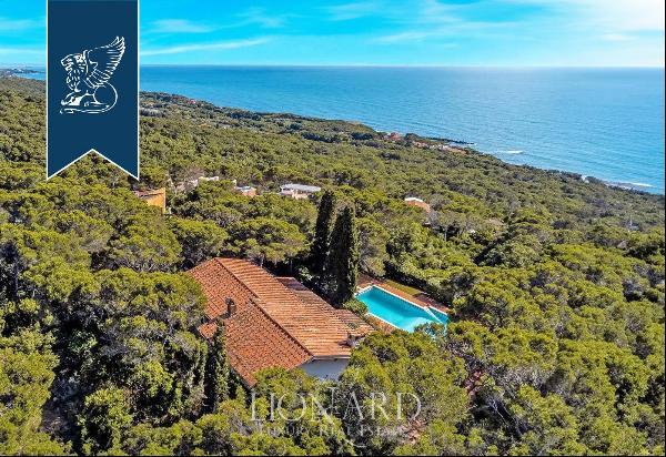 Luxury villa with a pool surrounded by a Tuscan pine forest at a stone's throw from Castig