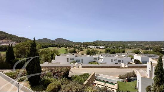 Semi-detached house overlooking the Roca Llisa golf course