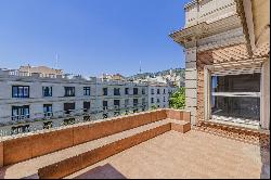 Impressive penthouse with terrace to renovate with unique potential.