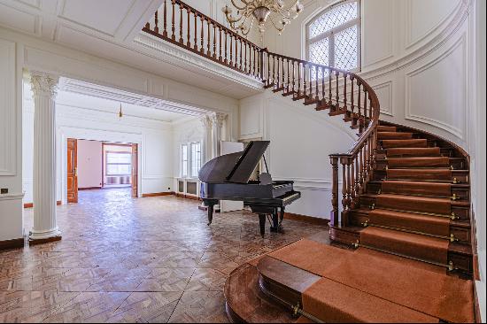 Impressive penthouse with terrace to renovate with unique potential.