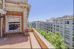 Impressive penthouse with terrace to renovate with unique potential.