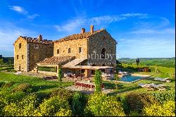 Podere Celamonti immersed in the Val D'Orcia hills