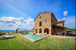 Podere Celamonti immersed in the Val D'Orcia hills