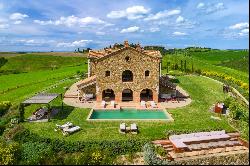 Podere Celamonti immersed in the Val D'Orcia hills