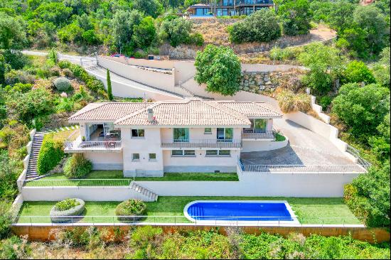 House with lovely sea and mountain views