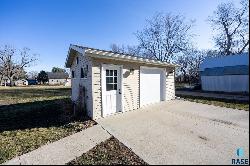 704 N 3rd St, Beresford SD 57004