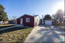 704 N 3rd St, Beresford SD 57004