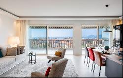 Sole agent: Renovated 3-room penthouse with sea view in Cannes Montfleury.